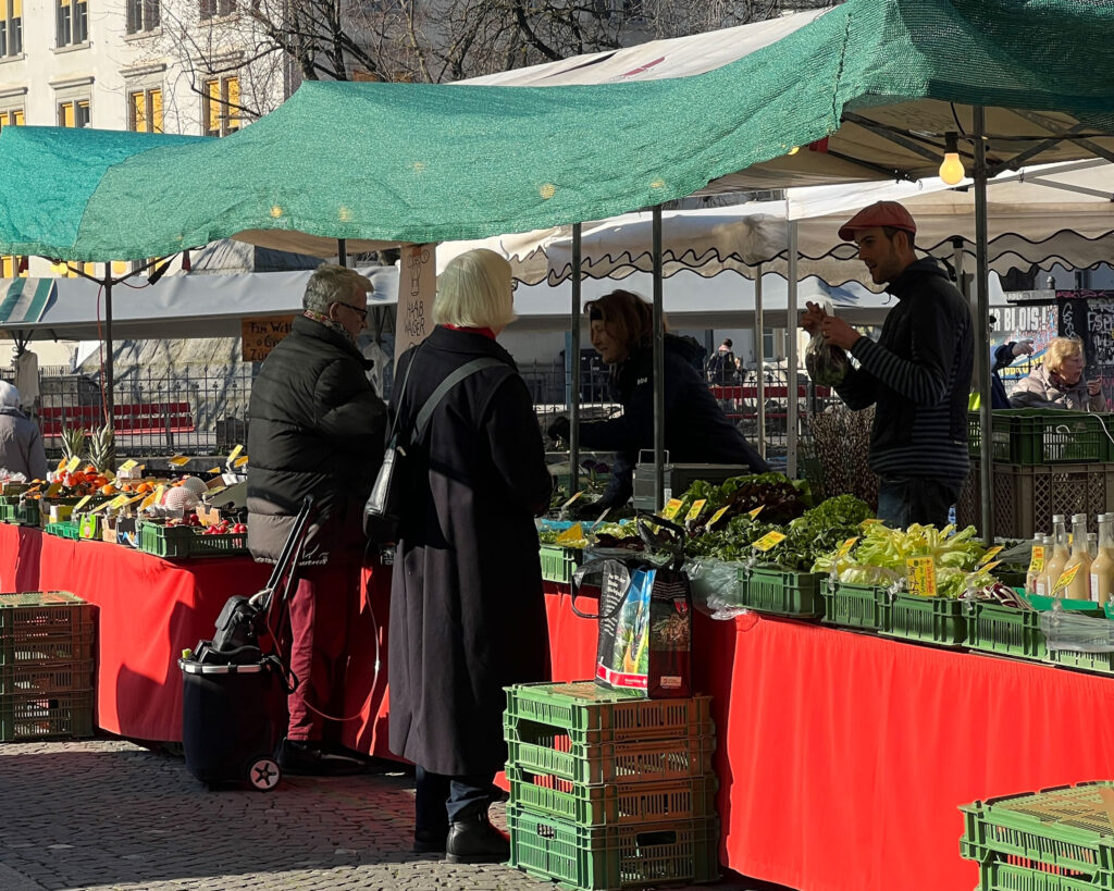 Der Markt auf dem Helvetiaplatz findet dienstags und mittwochs von 6:00 bis 11:00 Uhr statt und bietet frisches Gemüse, Brot, regionalen Käse und prachtvolle Blumen.